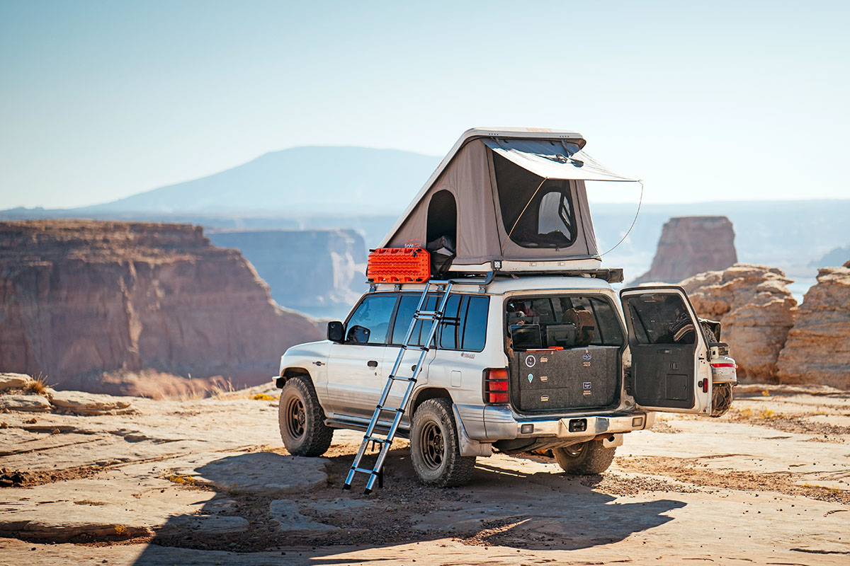 After arriving at the camp, you no longer need to carefully lay out and assemble your tent and sleeping system. The roof design pops up or folds up from the top of your vehicle, and is equipped with a comfortable mattress to let you sleep well.