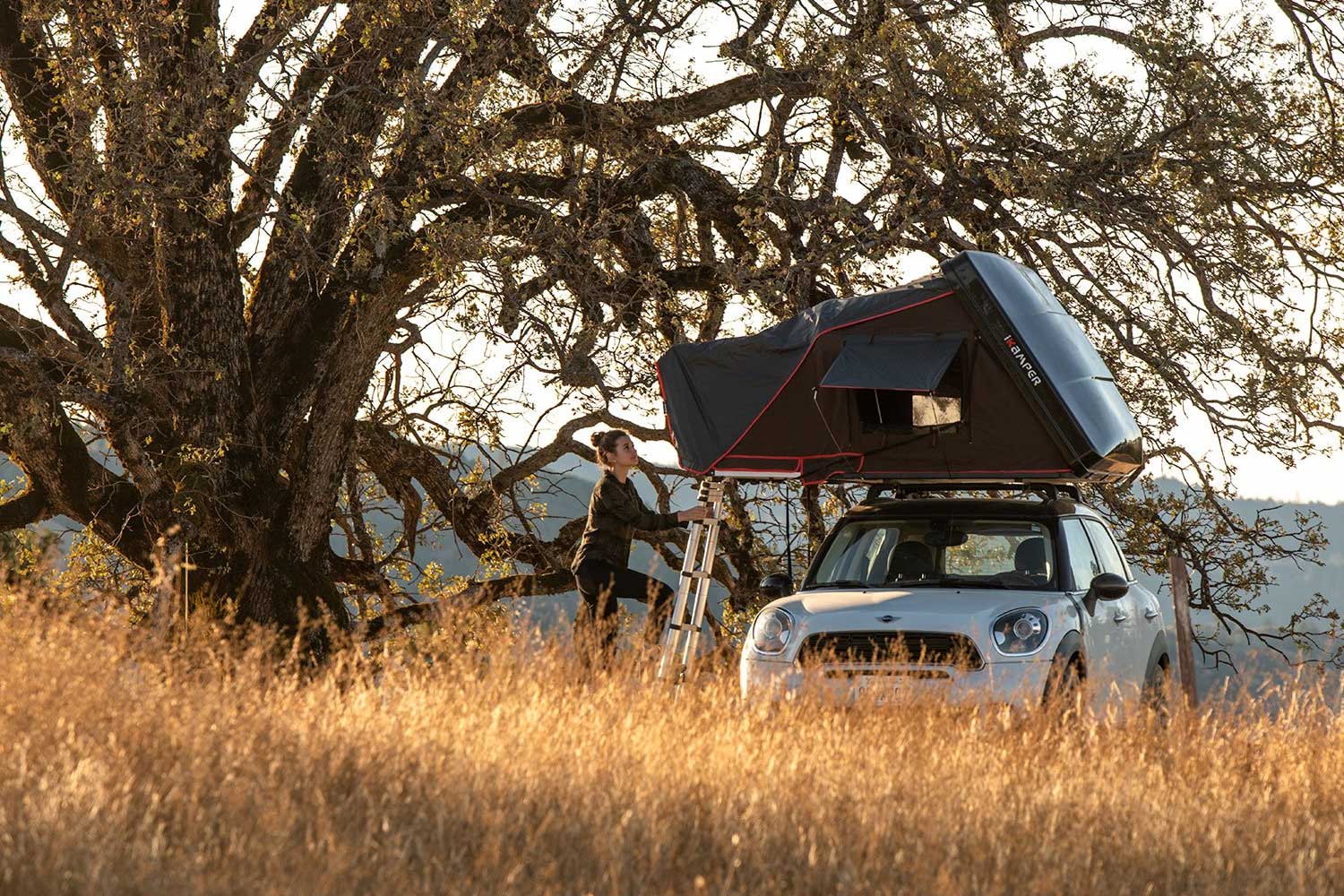 This makes climbing ladders safer and more comfortable than climbing other rooftop tent ladders. In other tents, when the ladder is resting on the tent, the rungs of the ladder will tilt.